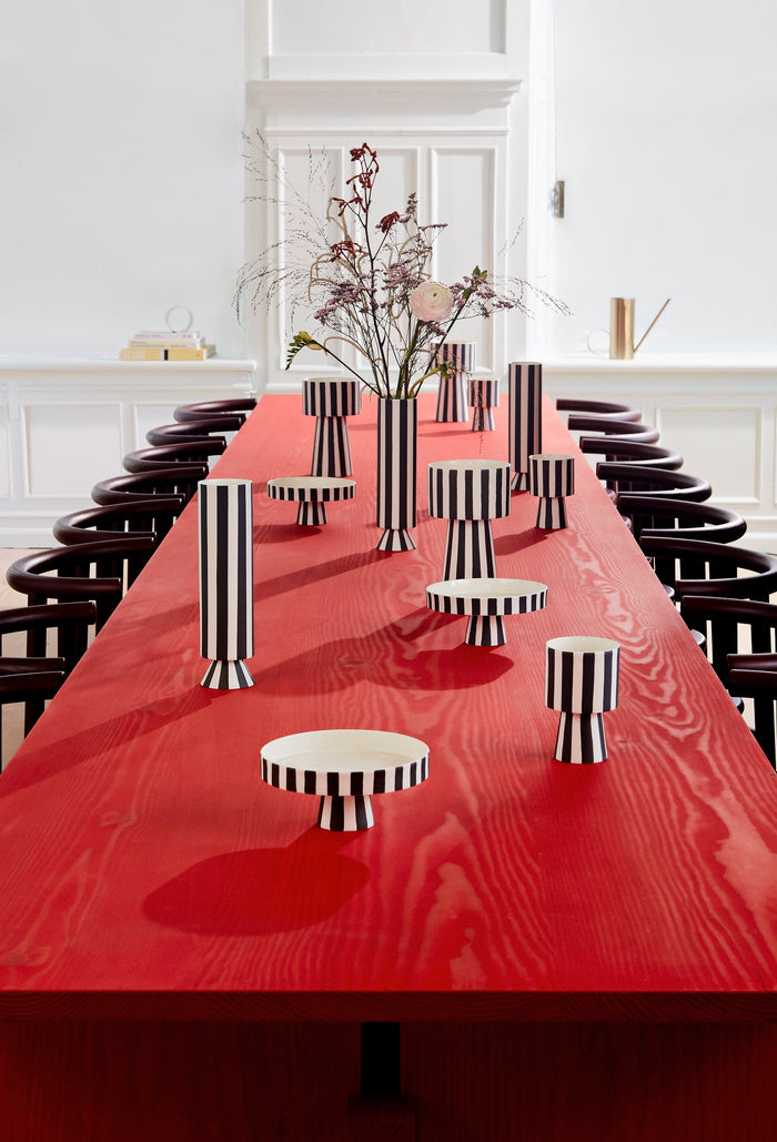 Plateau piédestal Toppu rayures noir en céramique – Design Danois, Élégance minimaliste | Oyoy Living