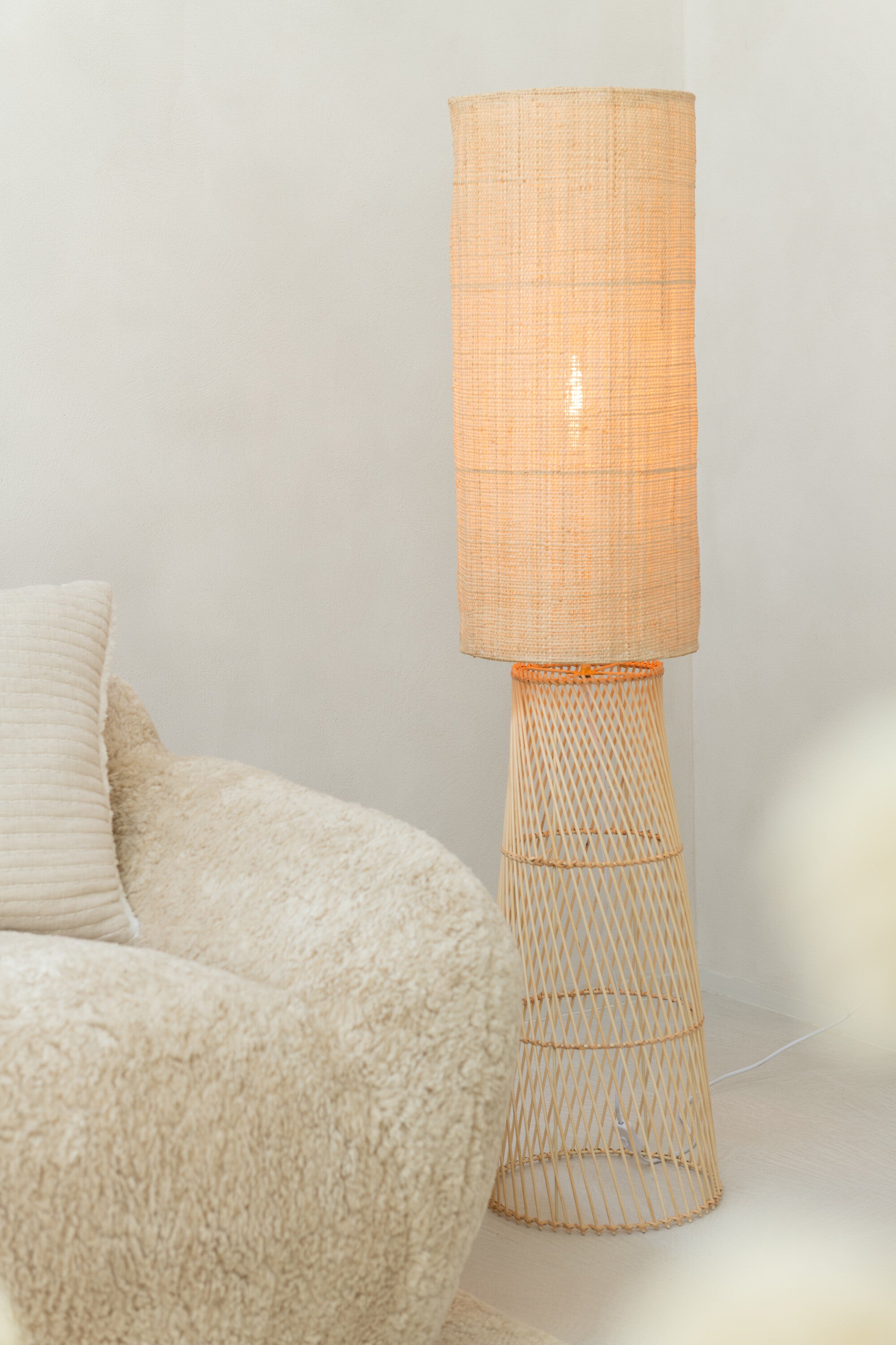 Lampadaire “Manggis” – Lin & Bambou Naturel, Ambiance Cosy | J-Line
