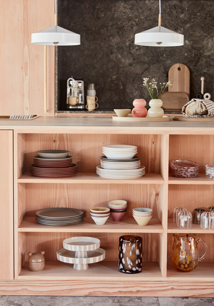 Plateau piédestal Toppu rayures beiges en céramique – Design Danois, Élégance minimaliste | Oyoy Living