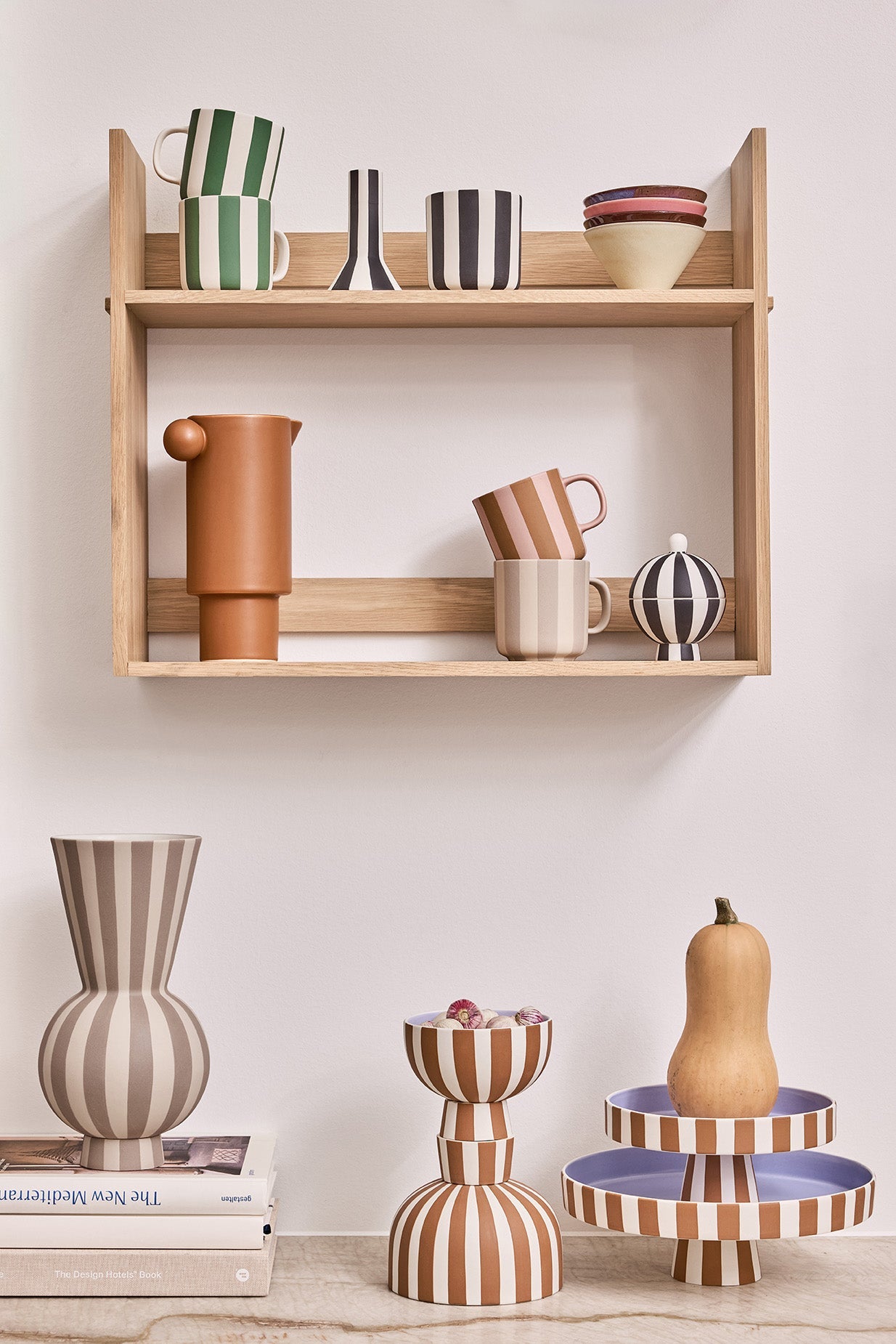 Plateau piédestal Toppu rayures moccha en céramique – Design Danois, Élégance minimaliste | Oyoy Living