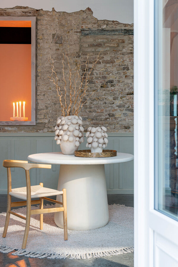 Table à manger ronde “Rama” en bois de manguier beige – Design scandinave, ambiance chaleureuse | J-Line