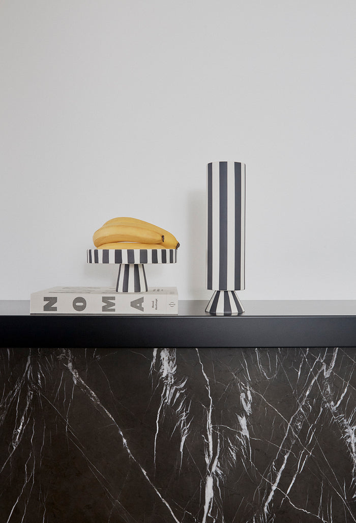 Plateau piédestal Toppu rayures noir en céramique – Design Danois, Élégance minimaliste | Oyoy Living