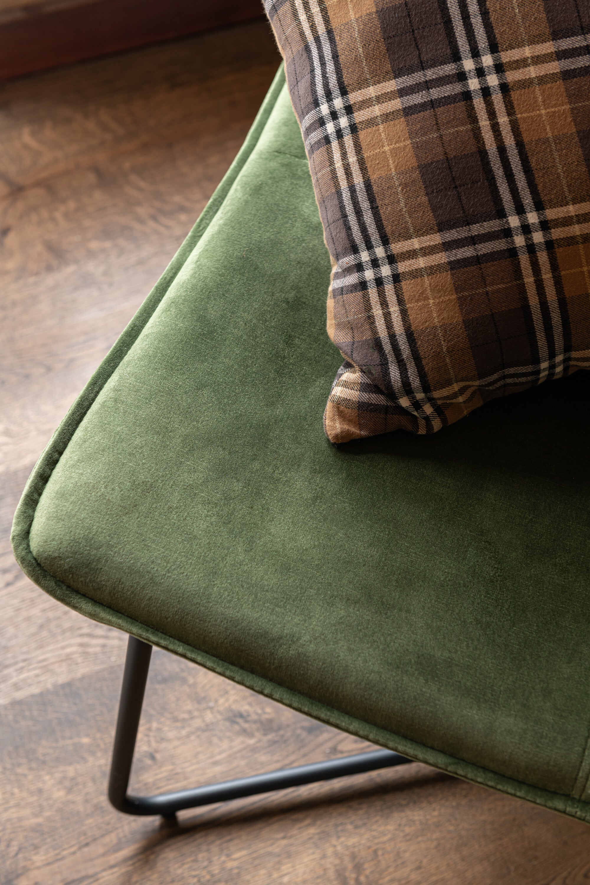 Fauteuil lounge “Isabella” - Velours Vert Foncé, Piètement Métal | J-Line