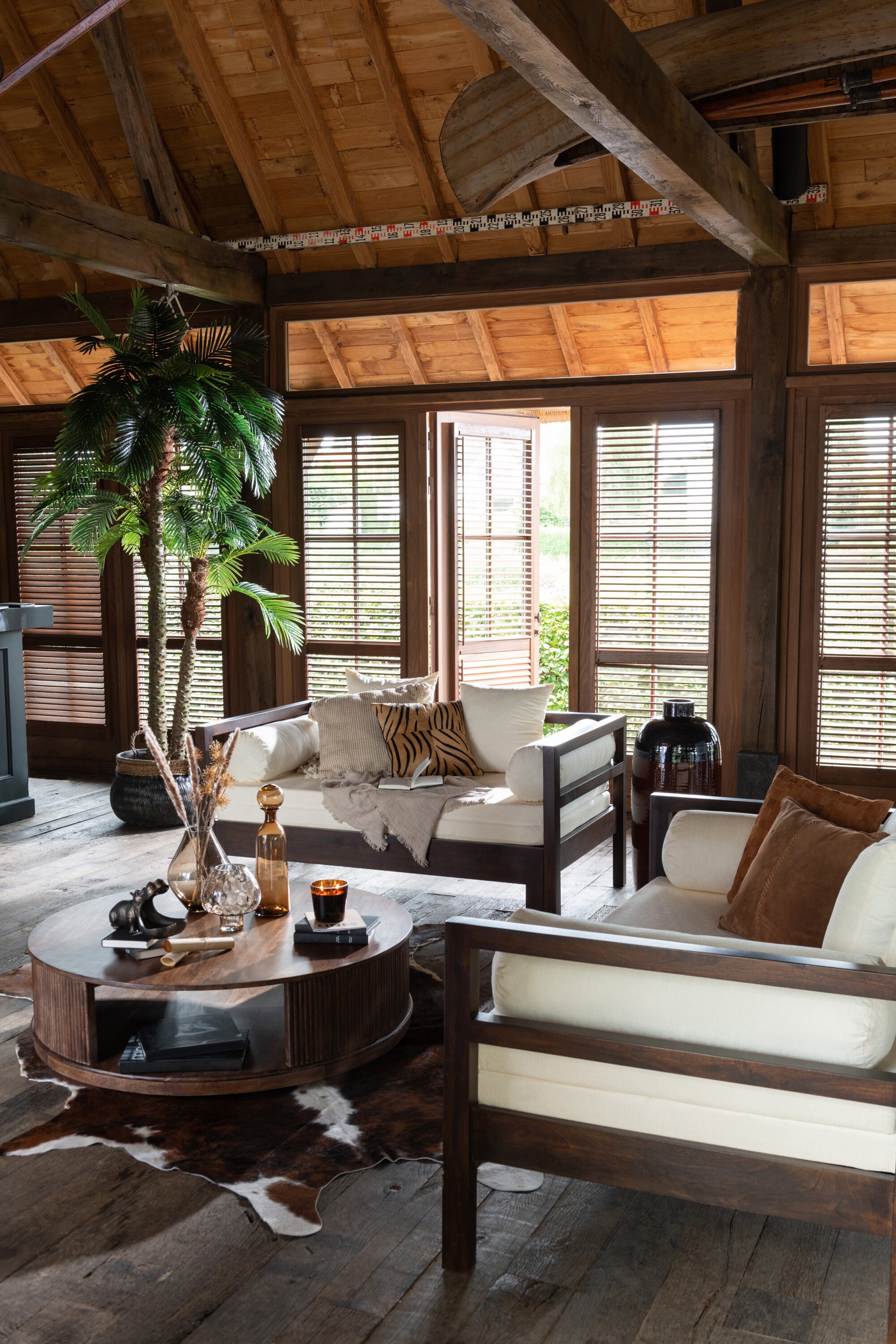 Daybed “Cape Town” en bois de manguier brun foncé – Design cosy, assise généreuse | J-Line