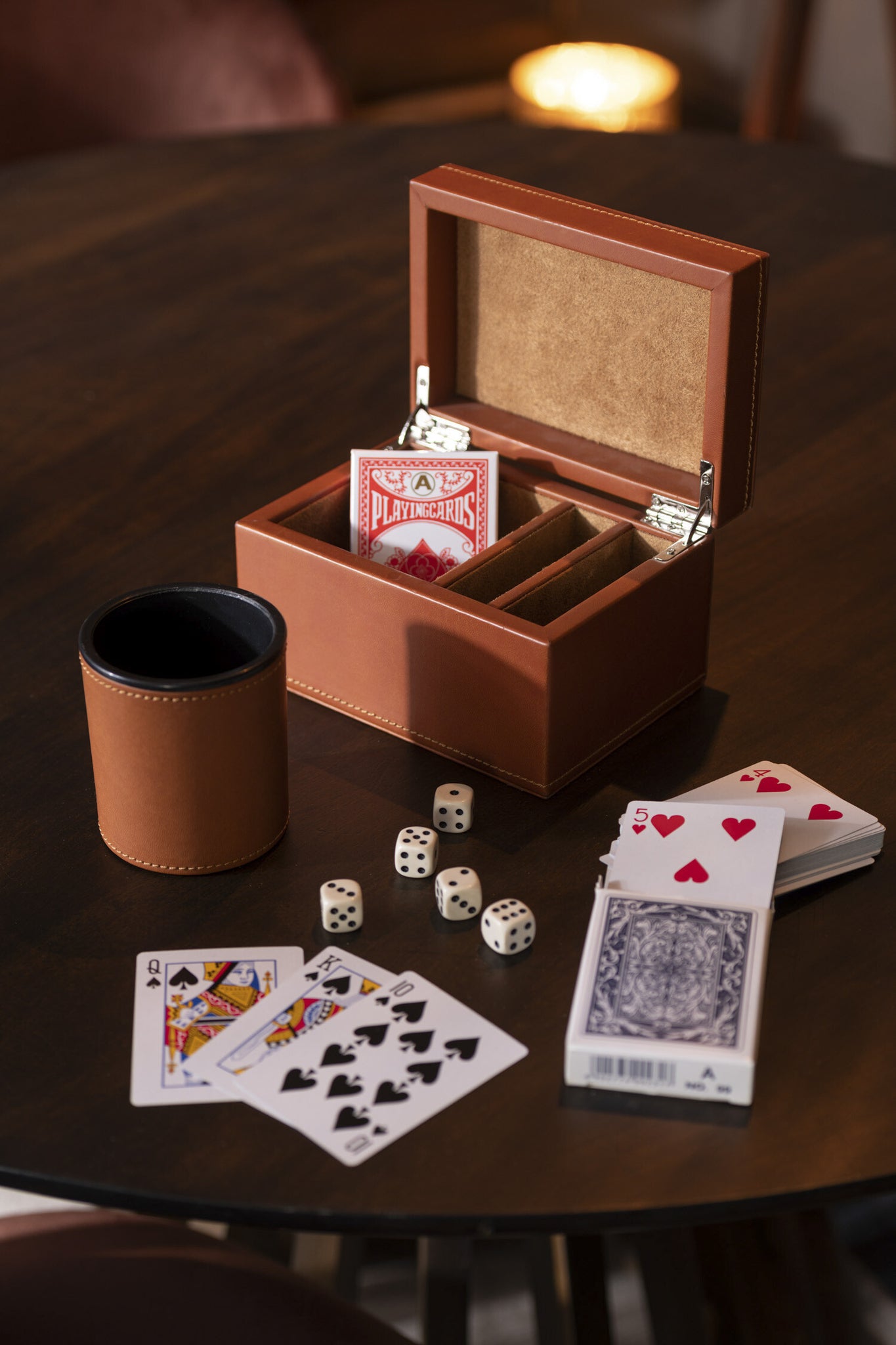 Jeu de Cartes en Boîte Similicuir Cognac – Édition Design, Objet Décoratif Chic | J-Line