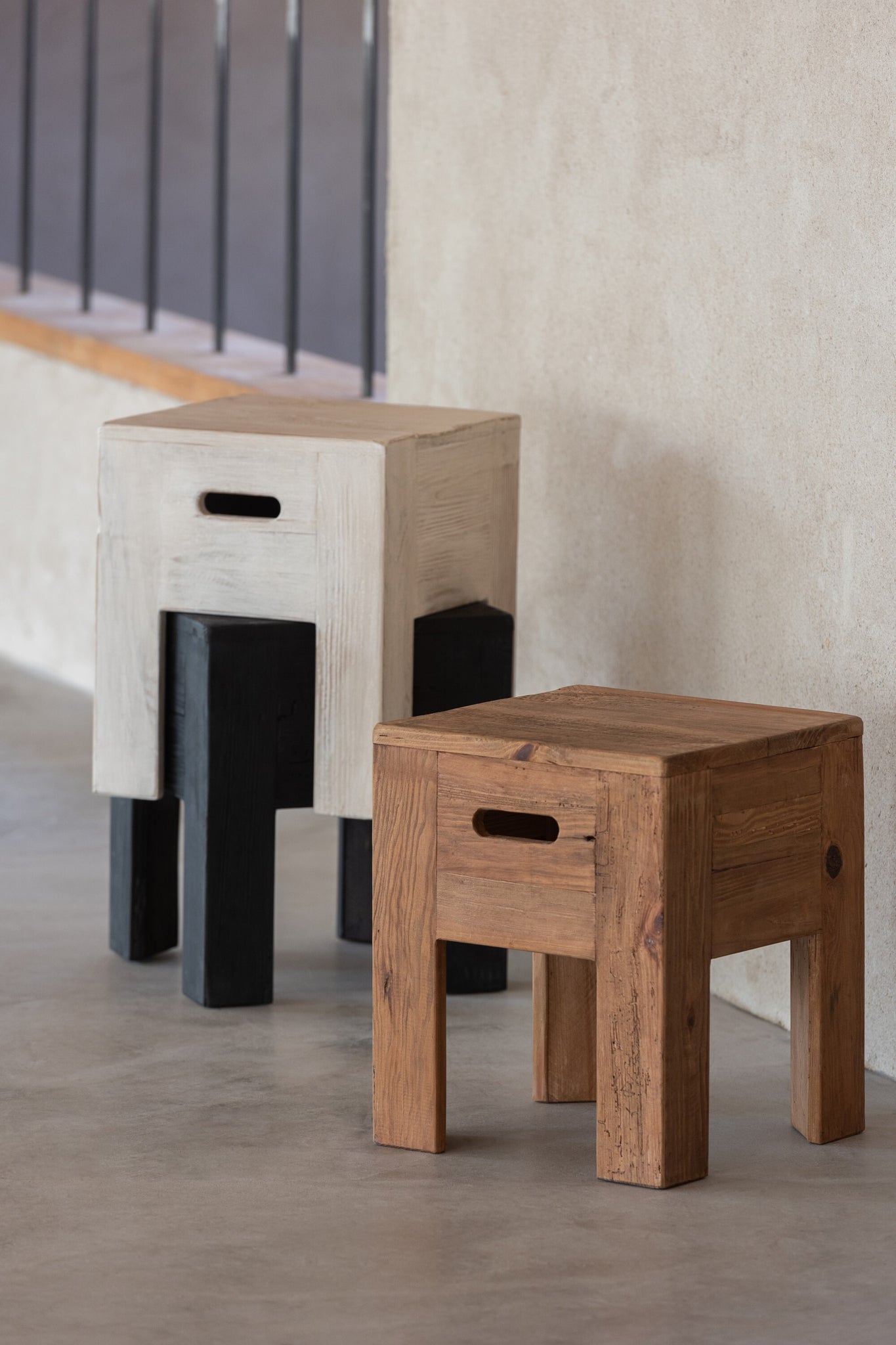 Tabouret “Willy” en pin brun – Design minimaliste, bois recyclé | J-Line