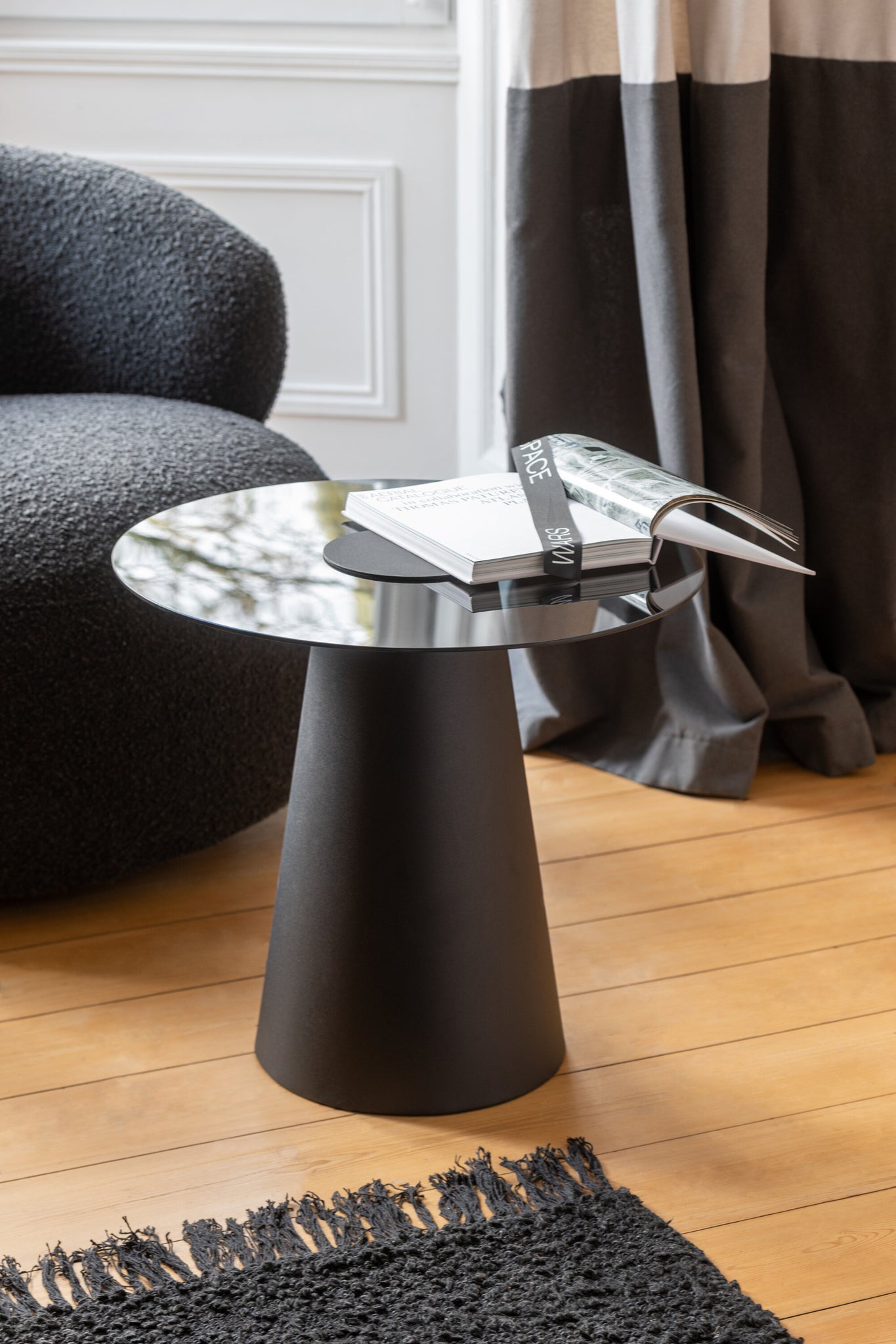 Table d’appoint "Coralie" - Verre teinté, Pied en fer noir | J-Line