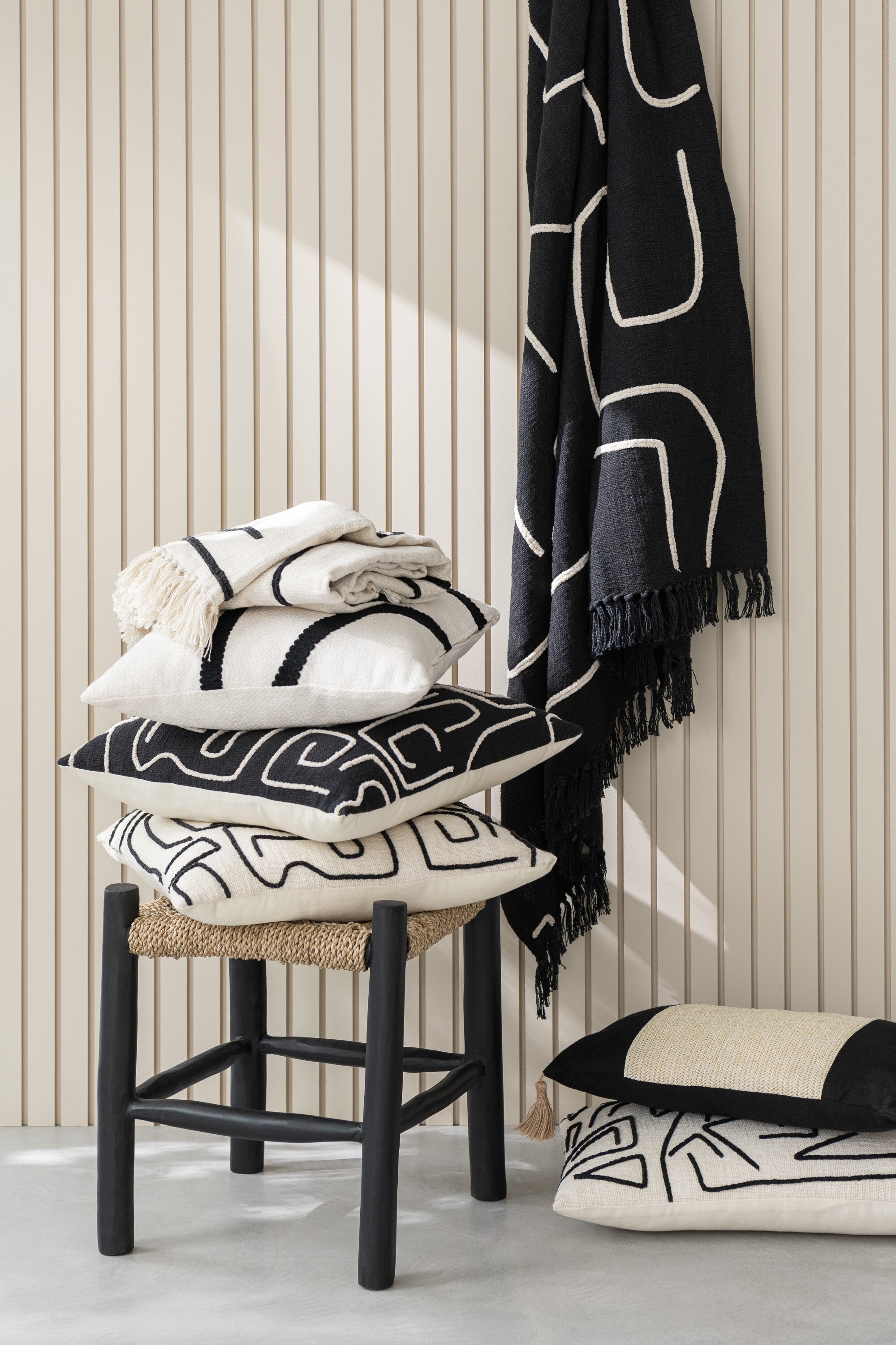 Tabouret Yogi en bois de teck/rotin noir - J-Line