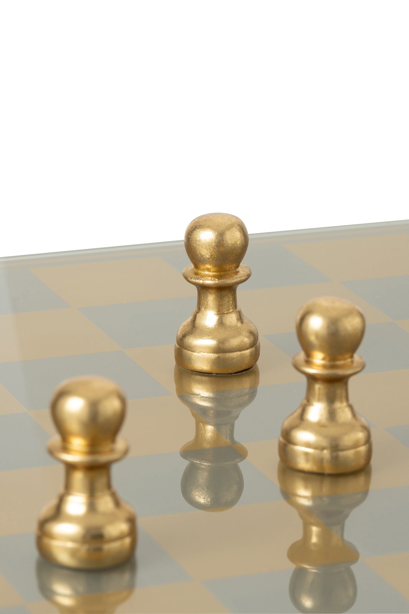 Jeu d’échecs design en polyrésine dorée – Plateau décoratif luxe, pièce sculpturale | J-Line