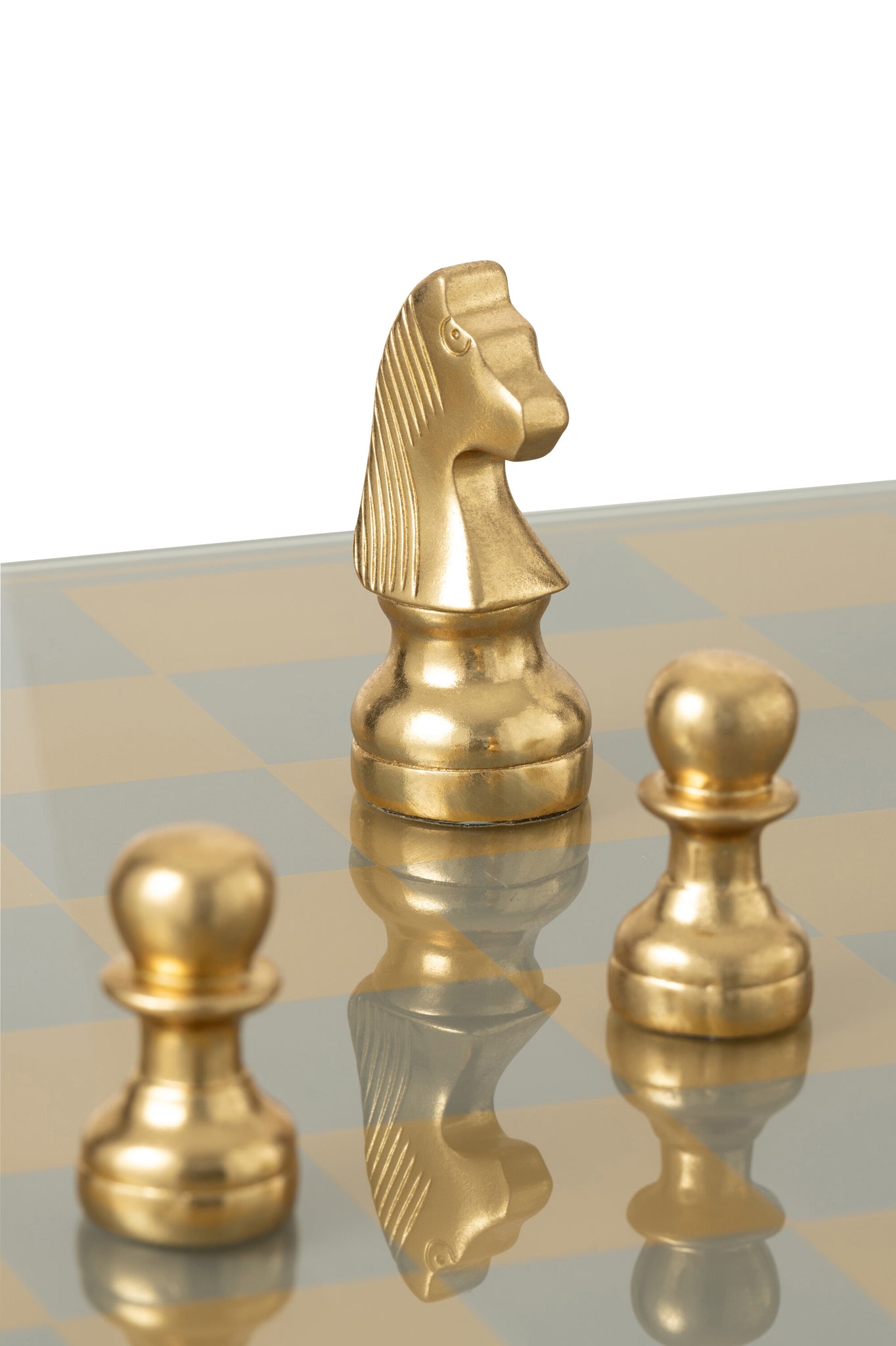 Jeu d’échecs design en polyrésine dorée – Plateau décoratif luxe, pièce sculpturale | J-Line
