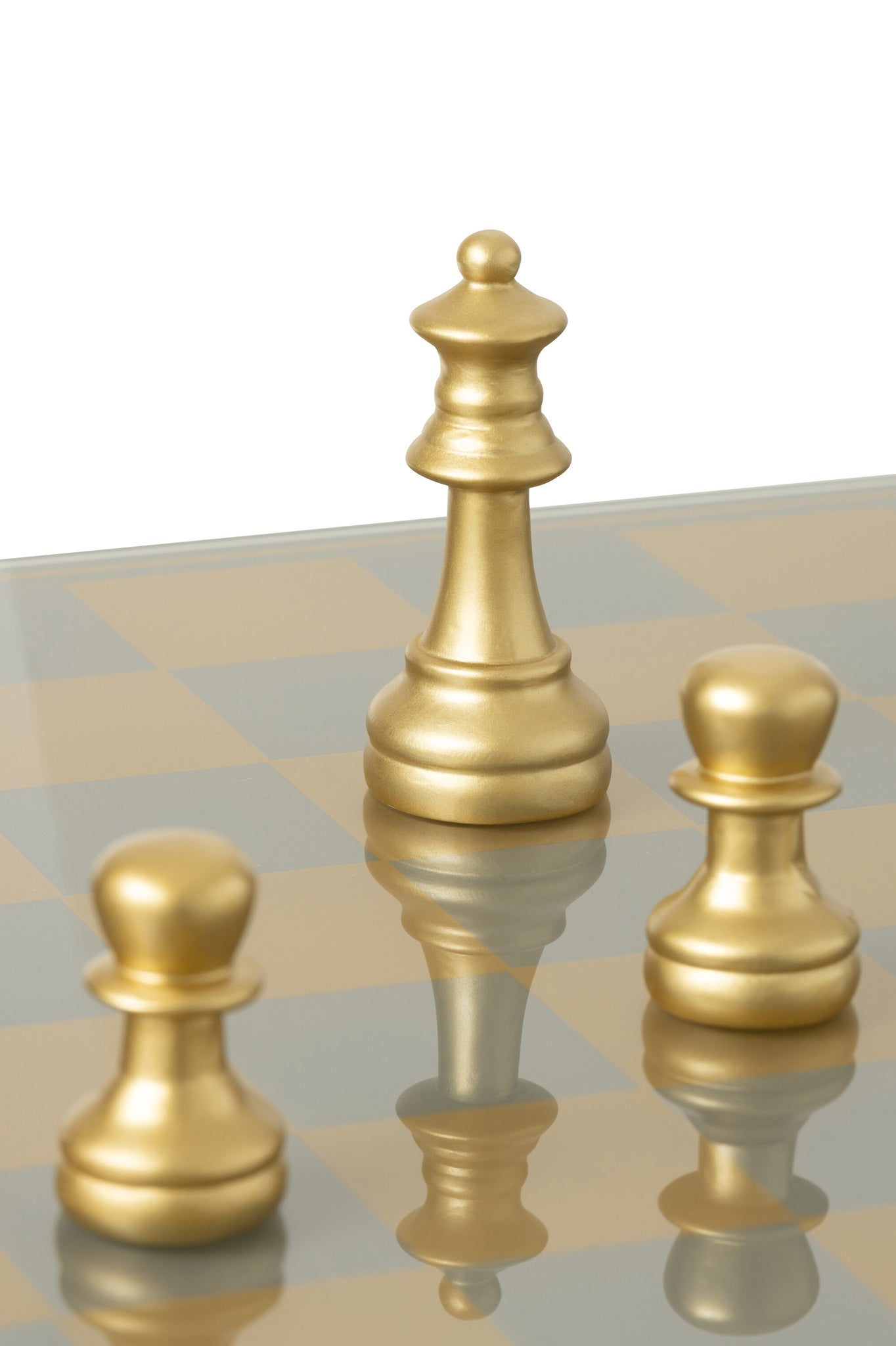 Jeu d’échecs design en polyrésine dorée – Plateau décoratif luxe, pièce sculpturale | J-Line