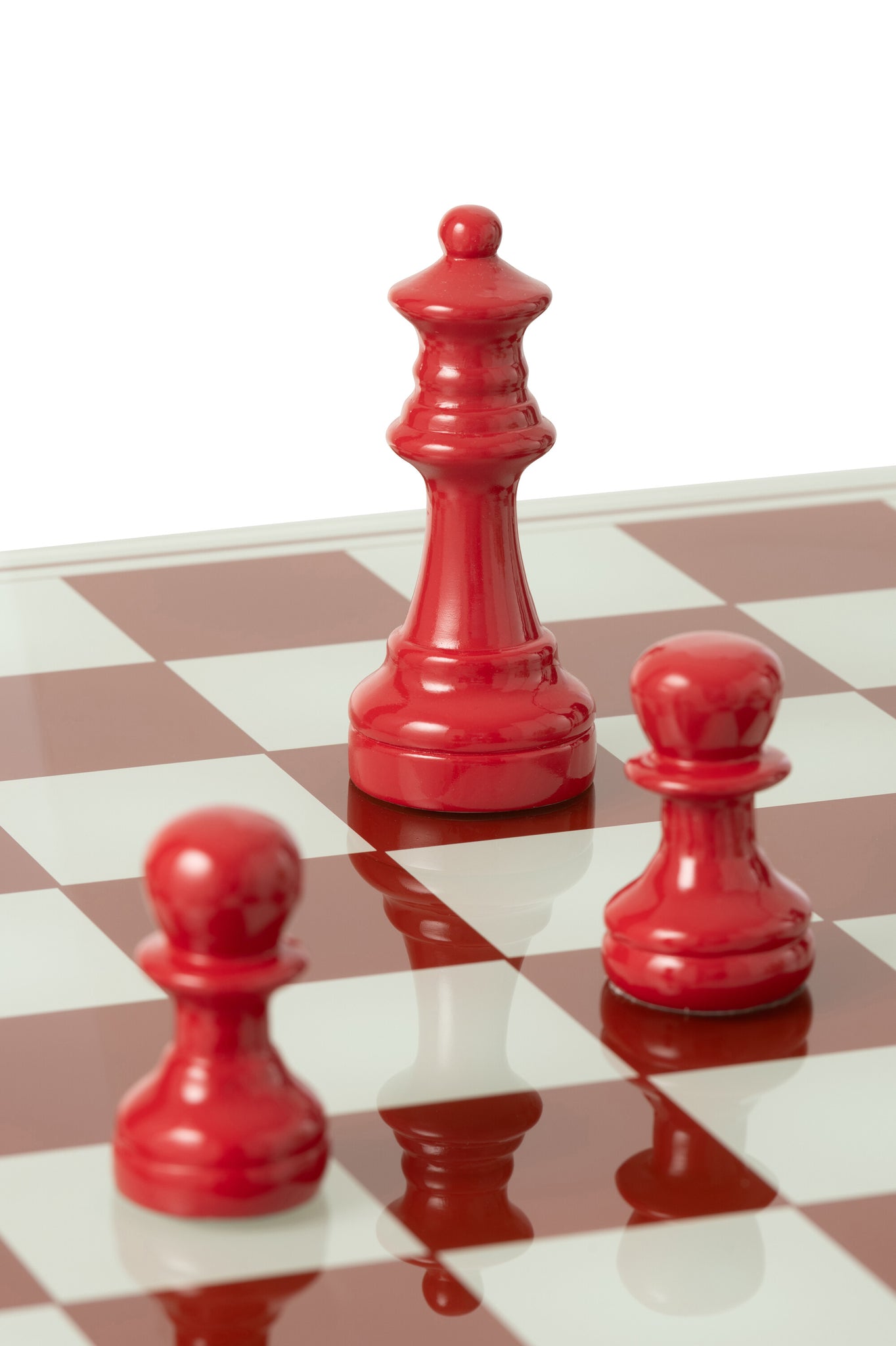 Jeu d'Échecs en Polyrésine Blanc & Rouge – Jeu décoratif, minimaliste & chic | J-Line