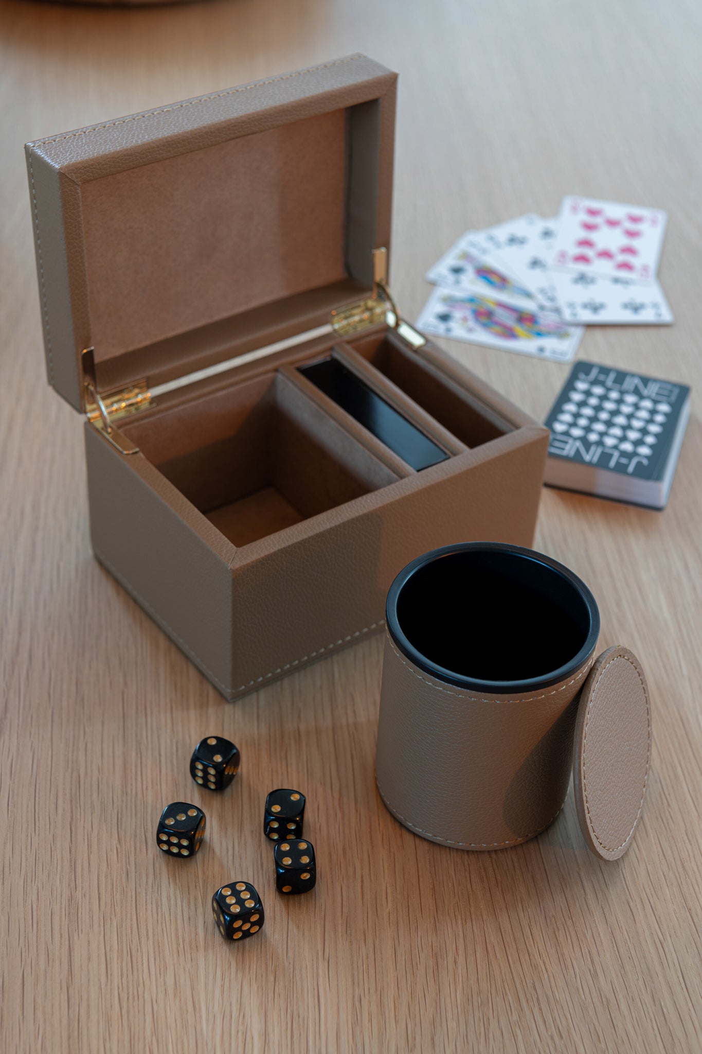 Jeu de cartes en boîte en similicuir camel – Élégance naturelle, objet déco premium | J-Line