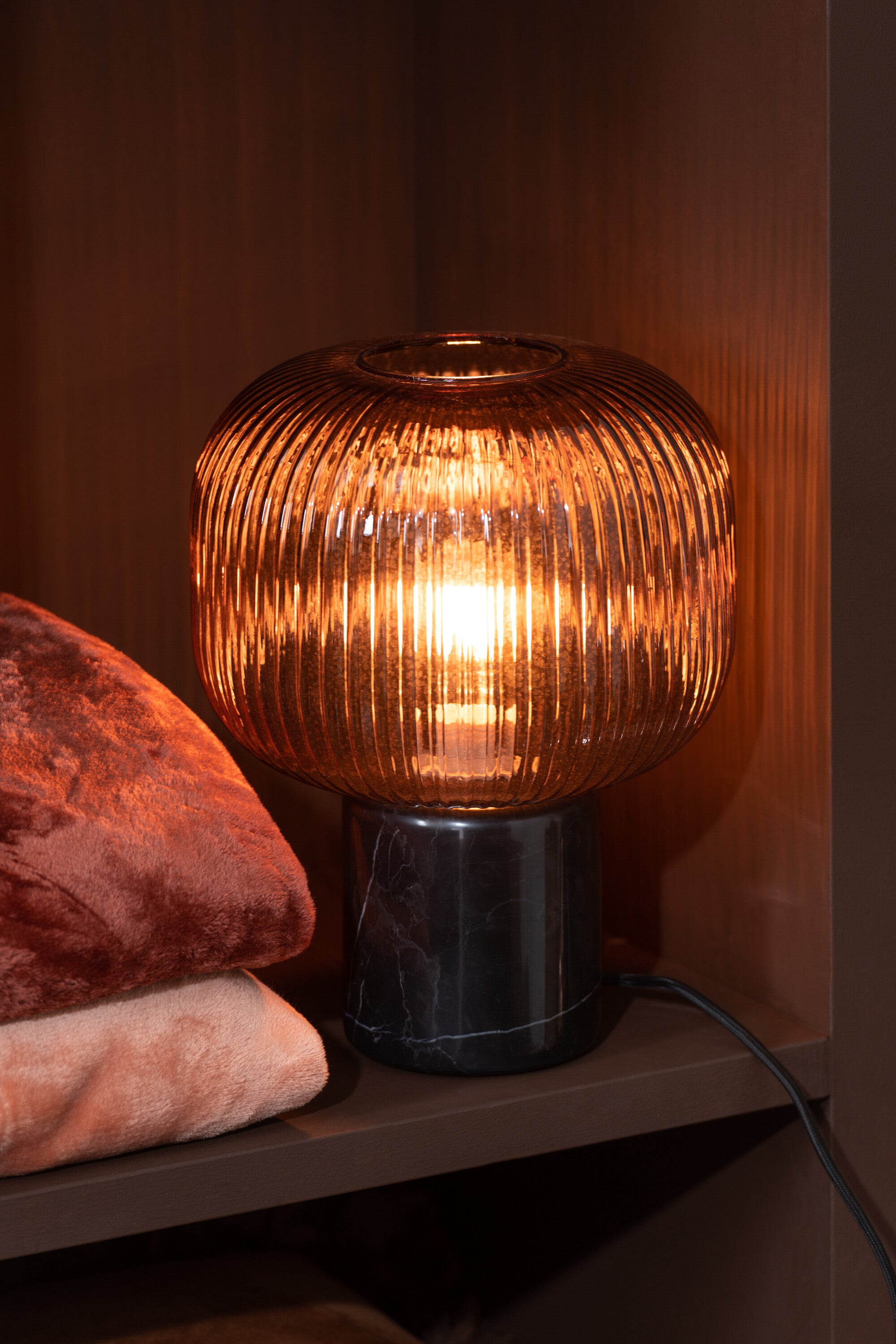 Lampe à poser "Balsta" en marbre et verre rouge