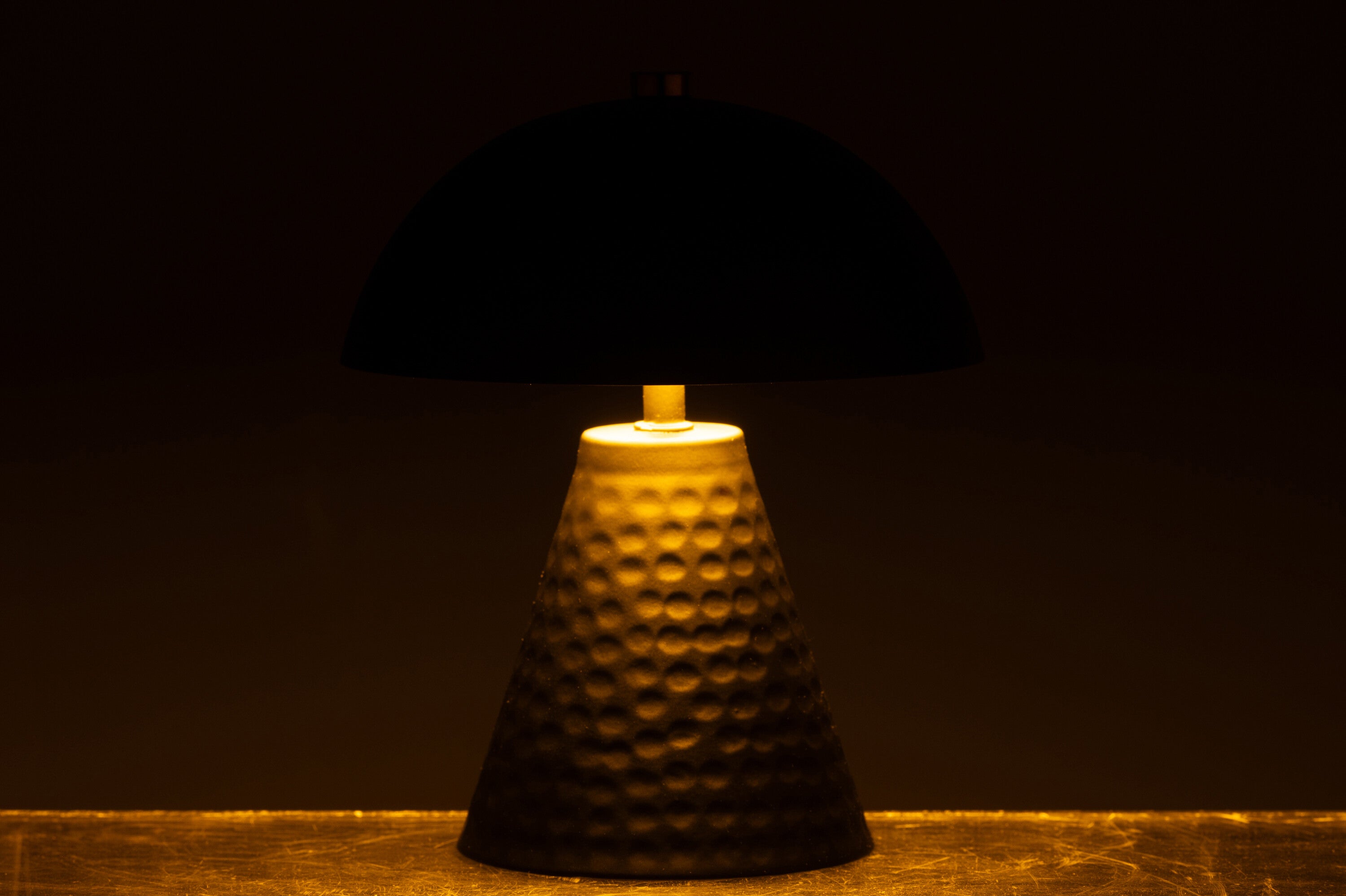 Lampe à poser champignon "Martin"  – Design moderne, fer noir élégant | J-Line