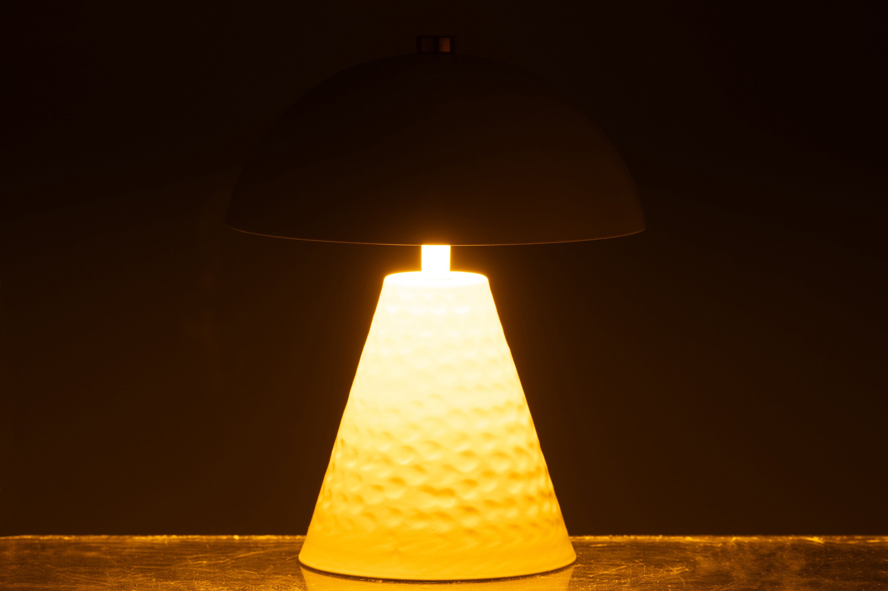 Lampe à poser champignon "Martin"  – Design moderne, fer blanc élégant | J-Line