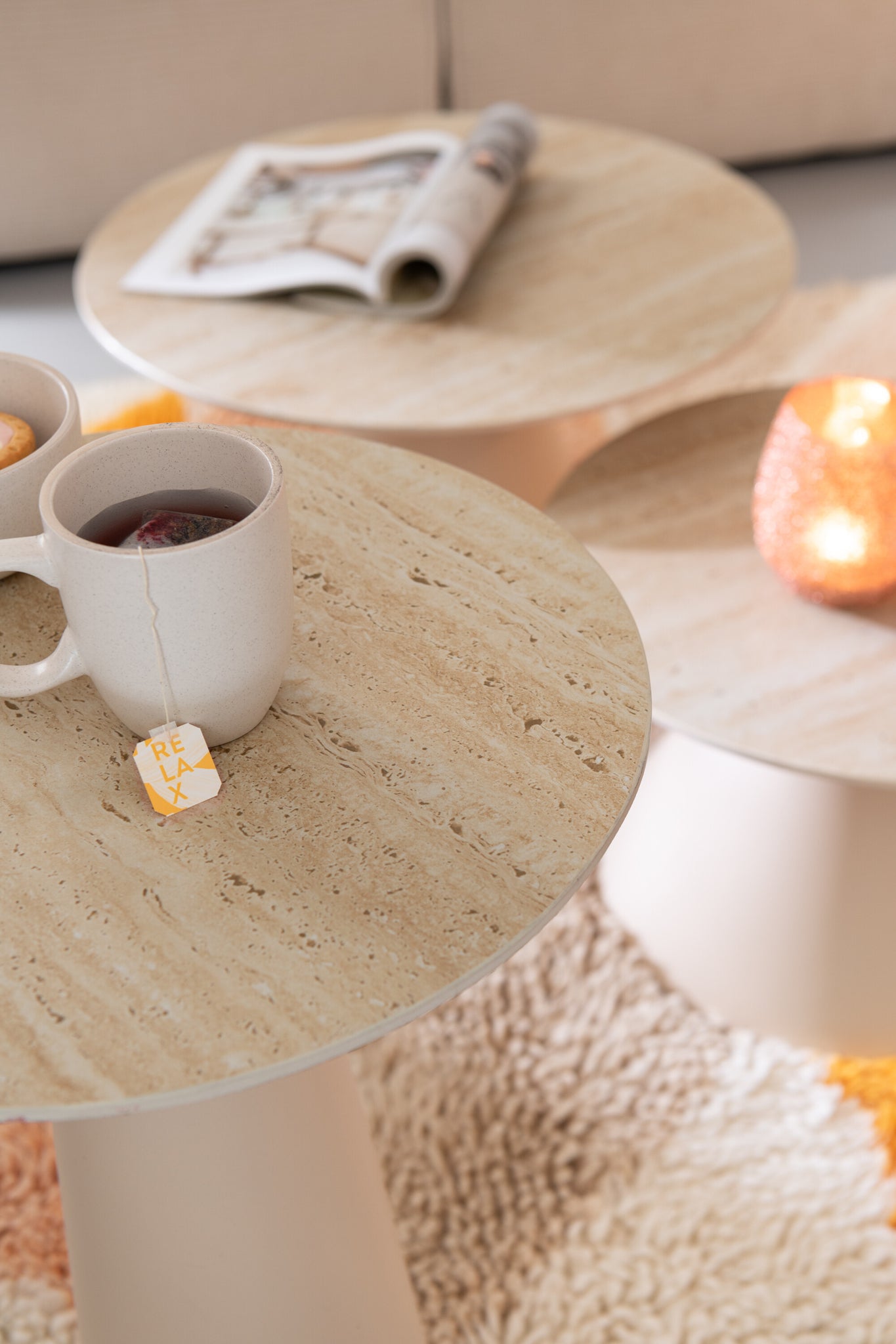 Table d’appoint Céline en céramique et fer beige - Design minimaliste, hauteur élégante | J-Line