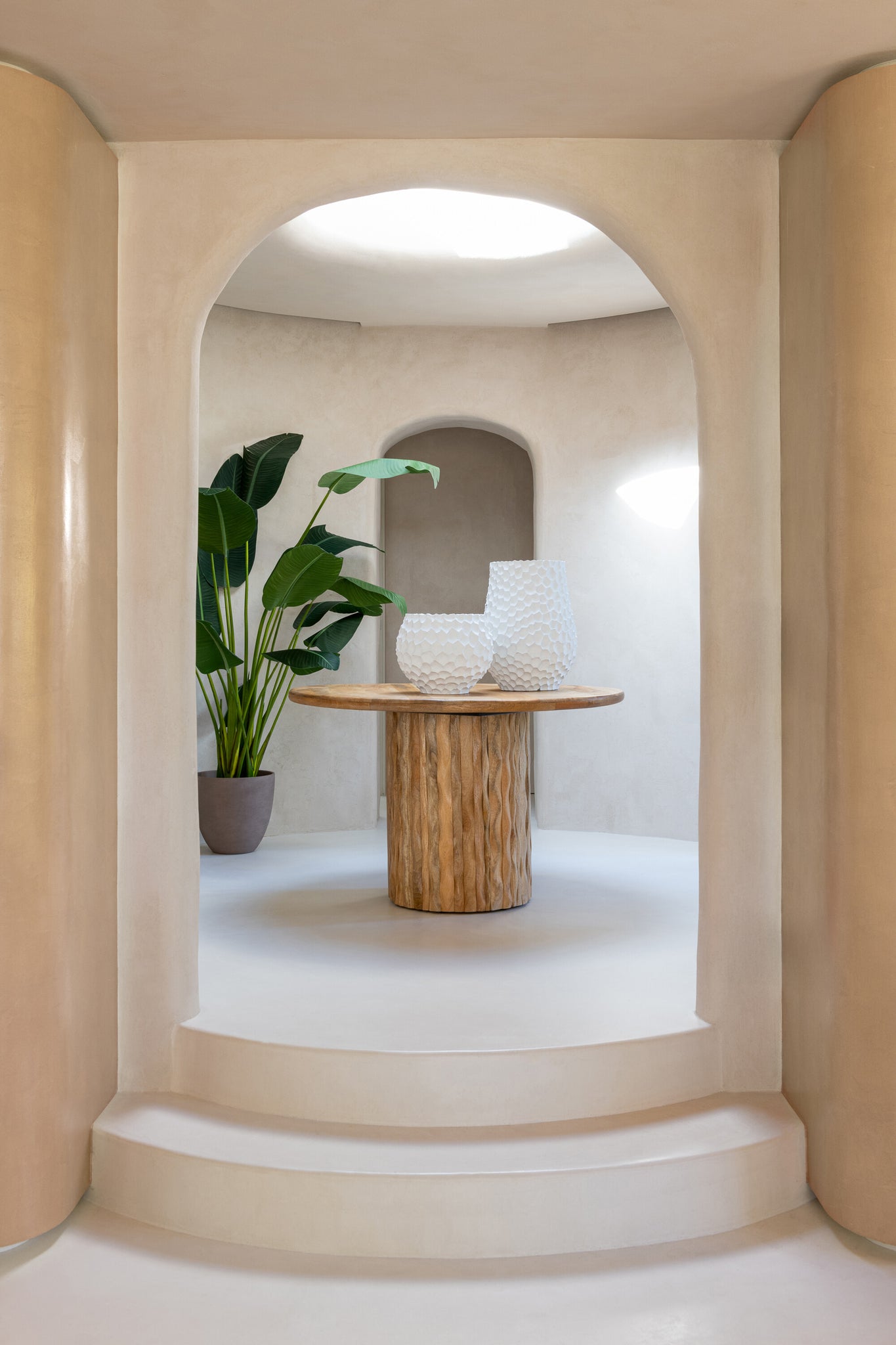 Table à manger ronde “Oman” – Bois de manguier massif, Design moderne | J-Line