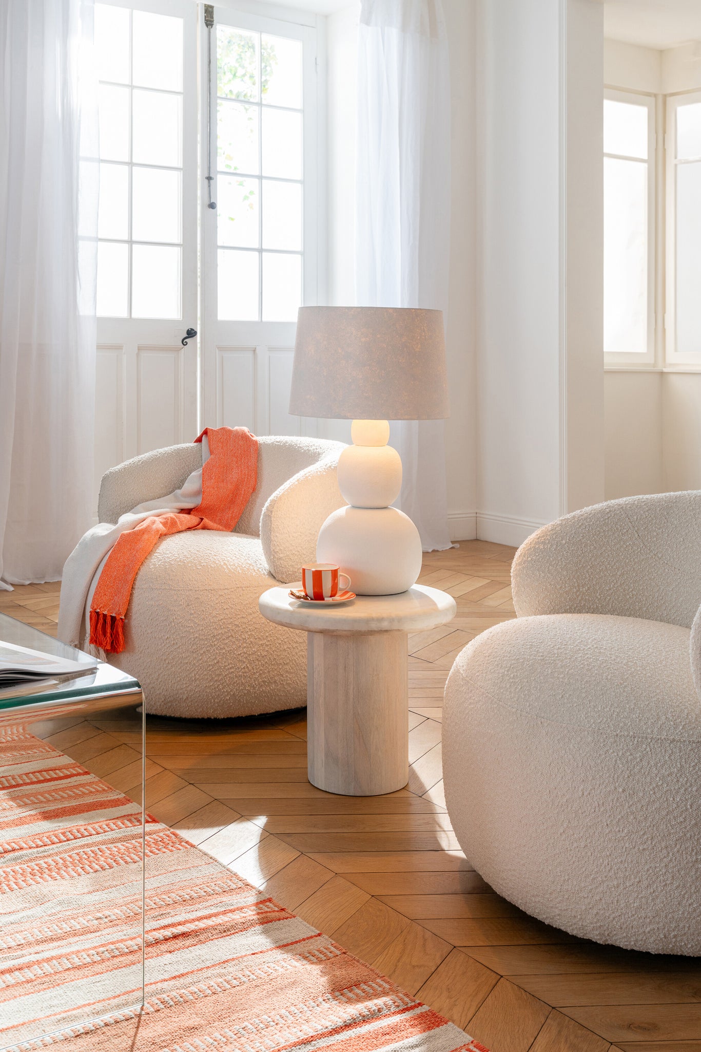 Table d’appoint ronde “Lola” – Marbre blanc cassé, Bois massif de manguier | J-Line