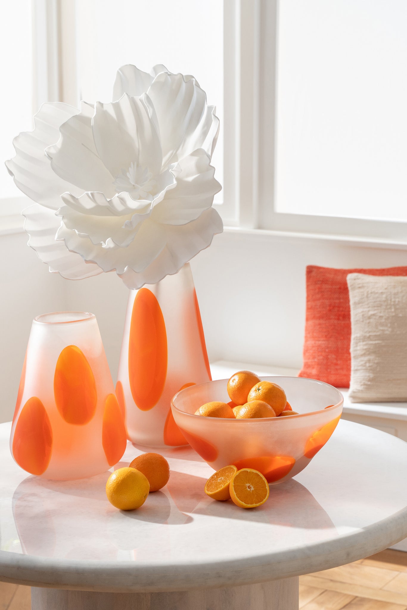 Table d’appoint ronde “Lola” – Marbre blanc cassé, Bois massif de manguier | J-Line