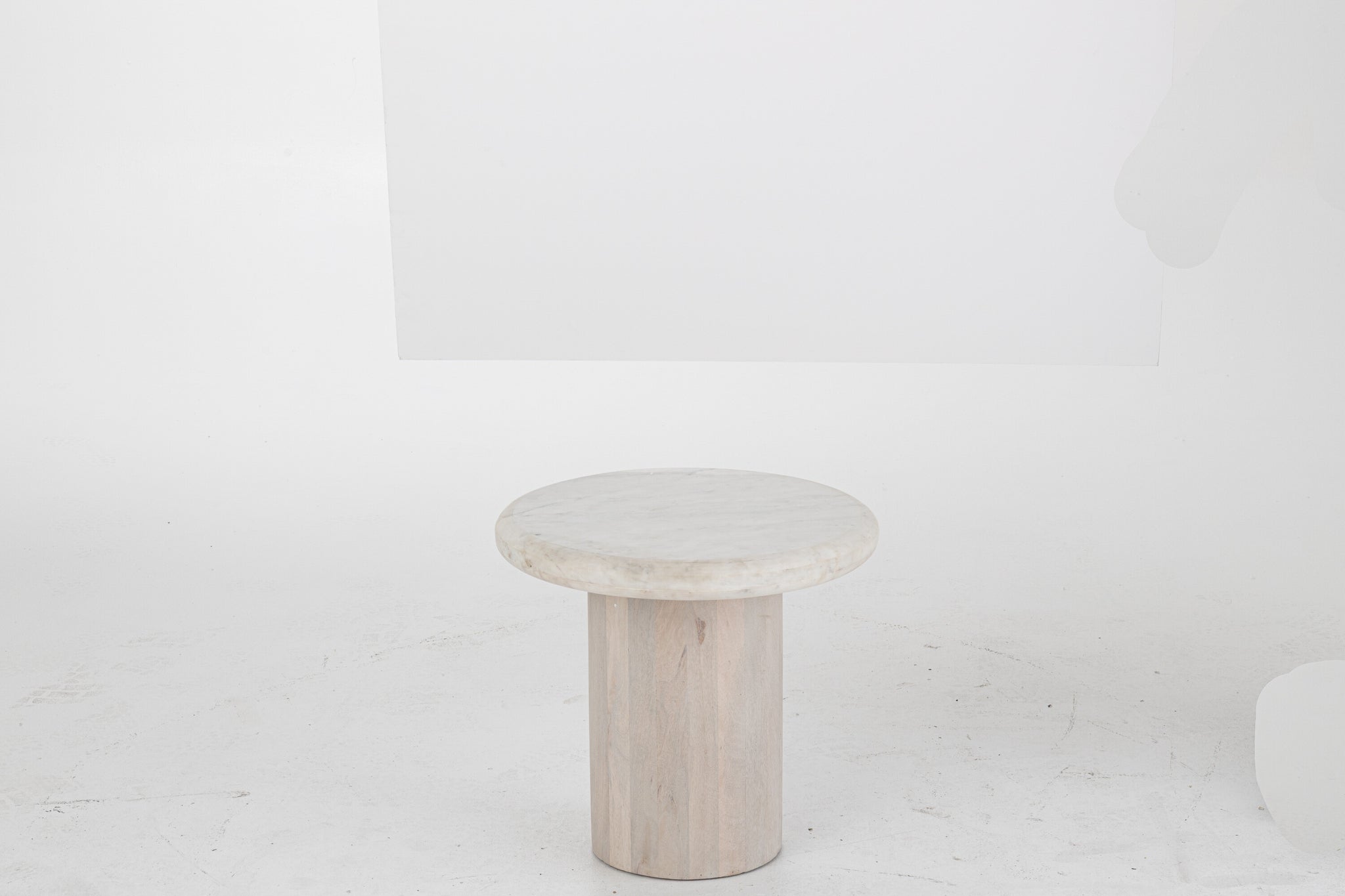 Table d’appoint ronde “Lola” – Marbre blanc cassé, Bois massif de manguier | J-Line