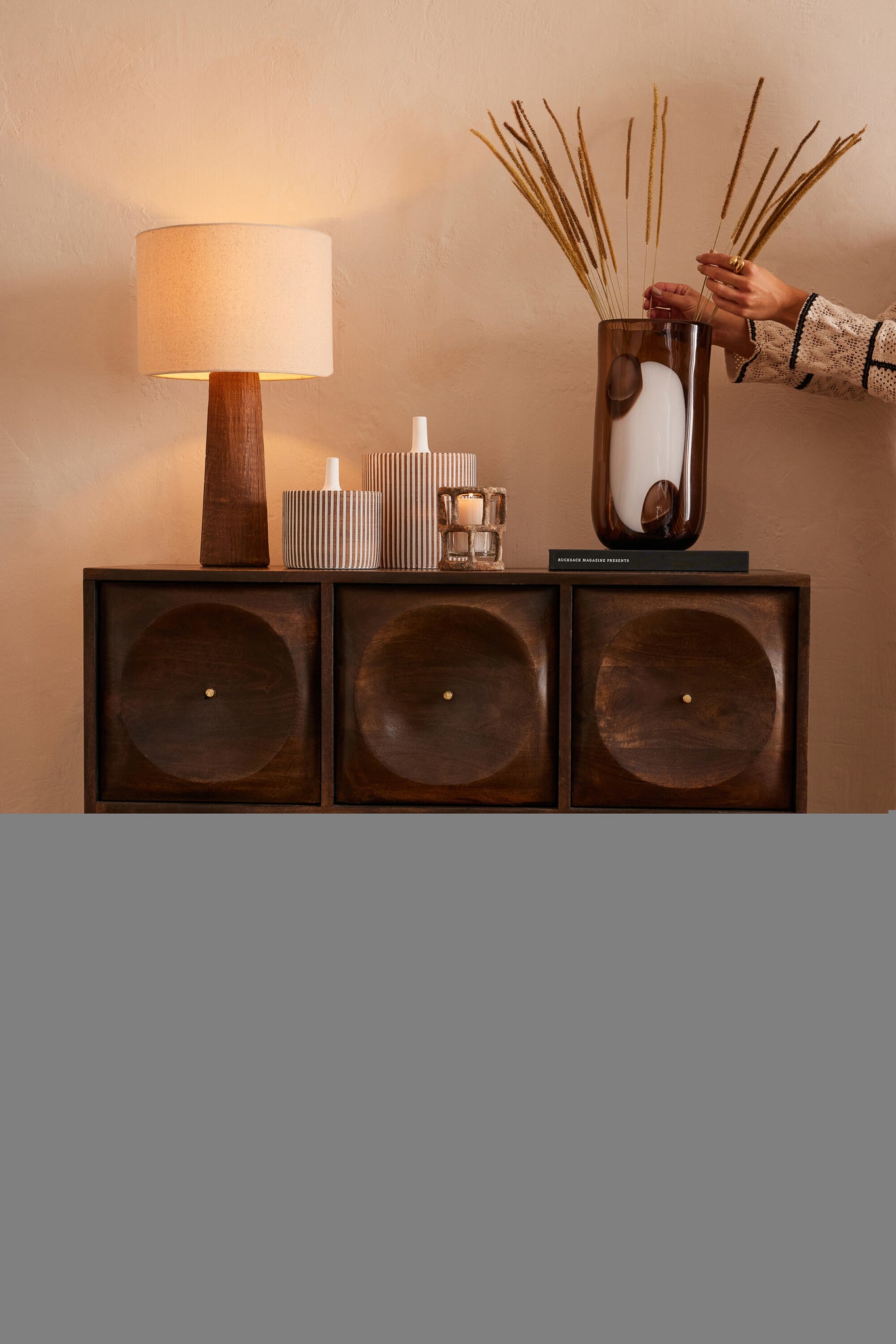 Commode design “Mozambique” en bois manguier foncé – Rangement sculptural, bois massif | J-Line