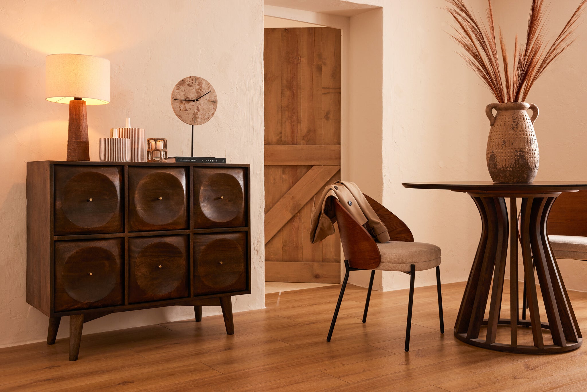 Commode design “Mozambique” en bois manguier foncé – Rangement sculptural, bois massif | J-Line