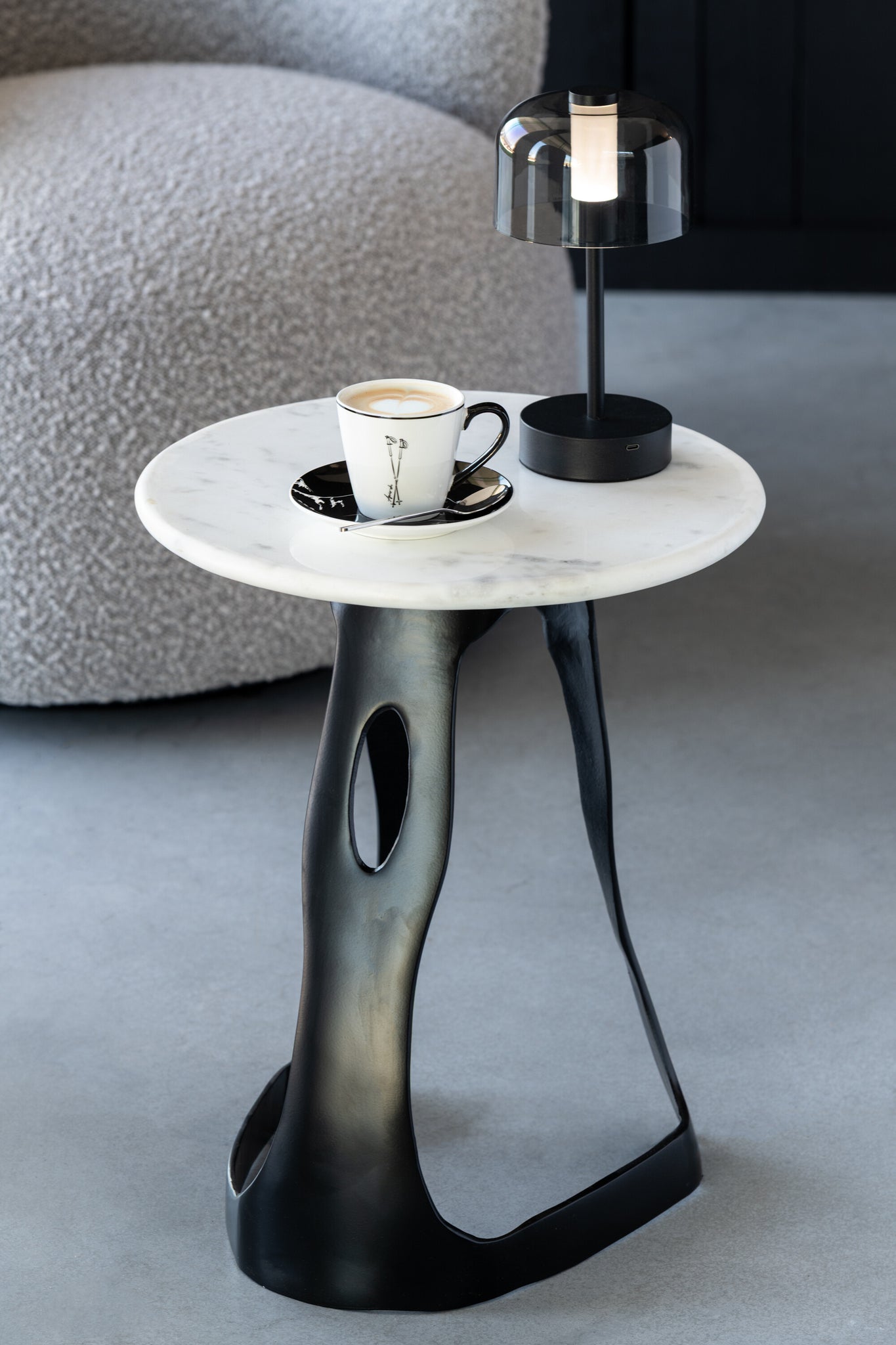 Table d’appoint "Carla" grande - Pierre Naturelle Blanche, Piètement Aluminium Sculptural | J-Line