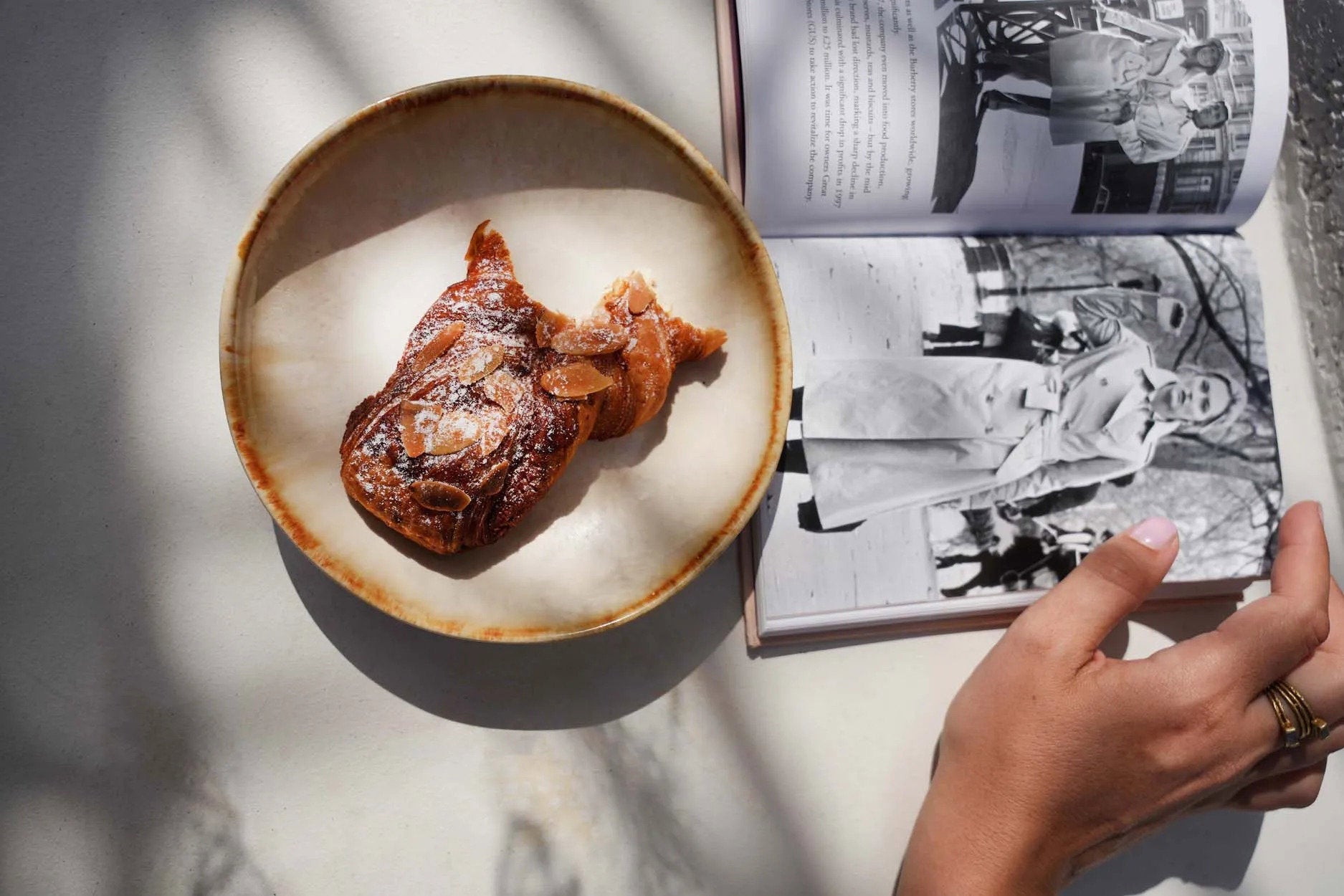 Assiettes d’entrée “Cascais” – Céramique Portugaise, Design Organique | Bazar-Bizar